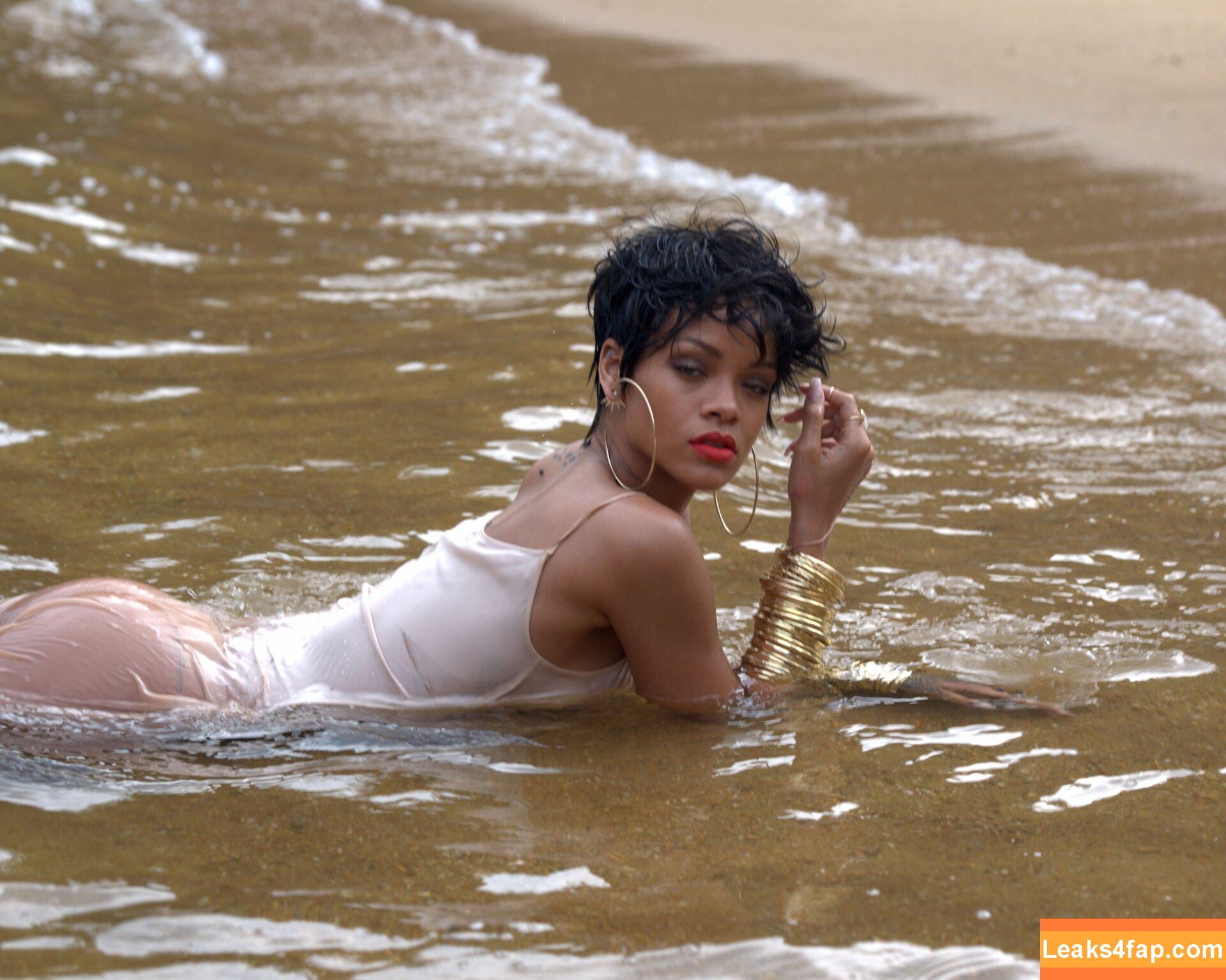 Rihanna / badgalriri leaked photo photo #1078