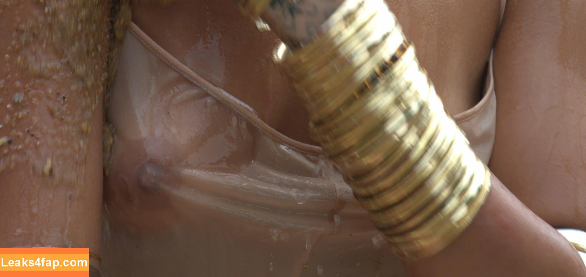 Rihanna / badgalriri leaked photo photo #1152