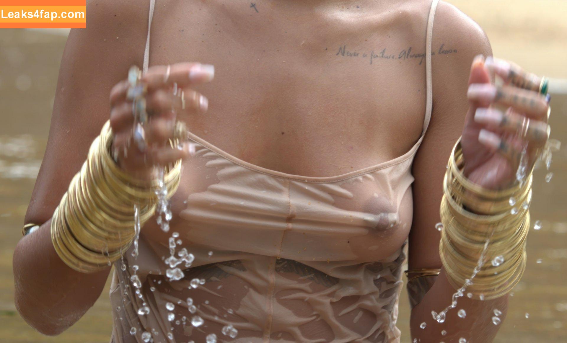 Rihanna / badgalriri leaked photo photo #1154