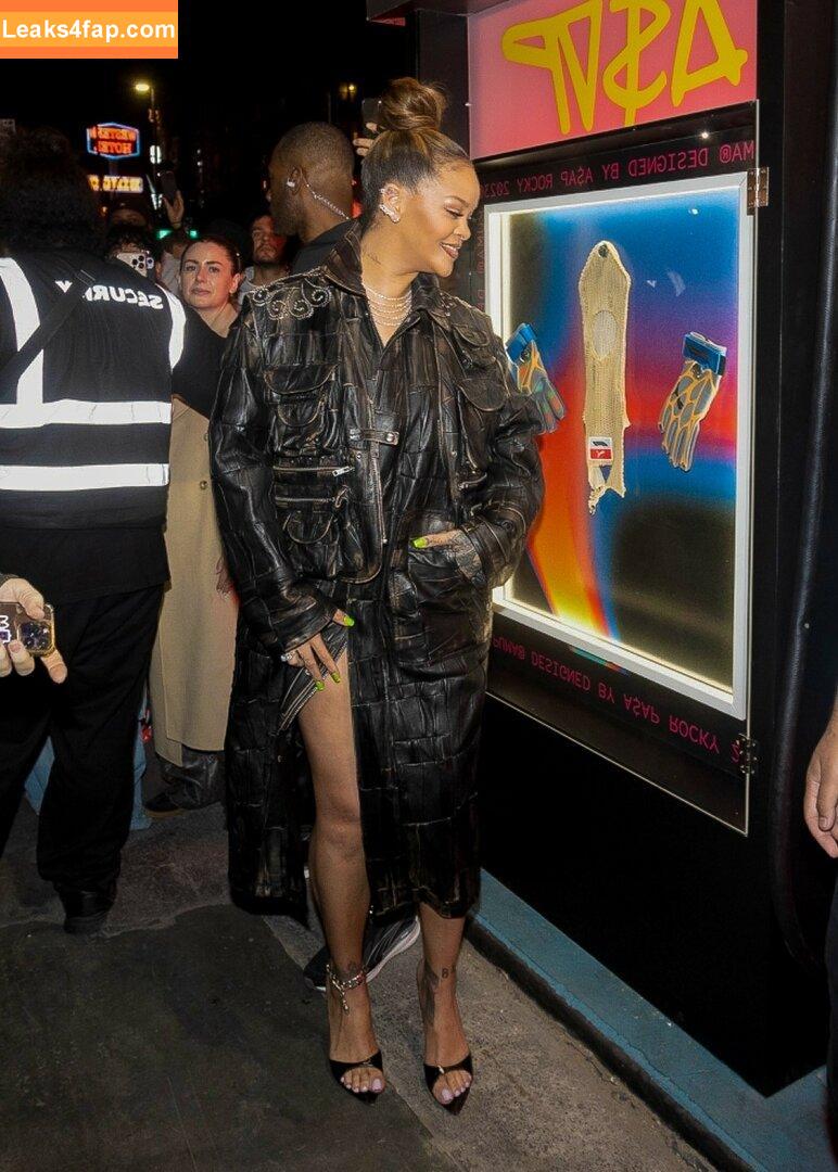 Rihanna / badgalriri leaked photo photo #1351