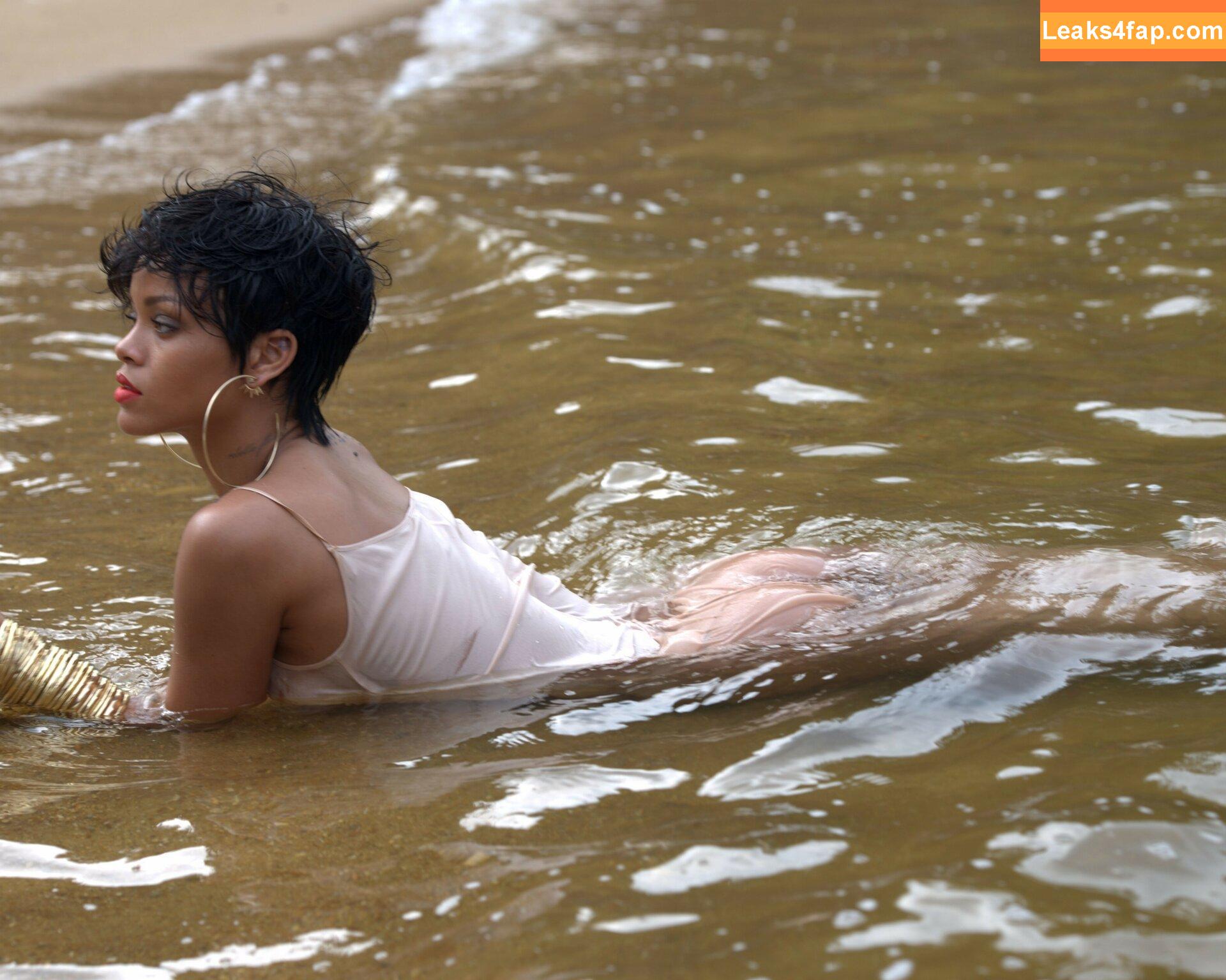 Rihanna / badgalriri leaked photo photo #1836
