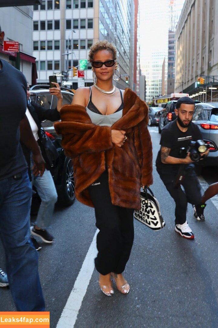 Rihanna / badgalriri leaked photo photo #1954