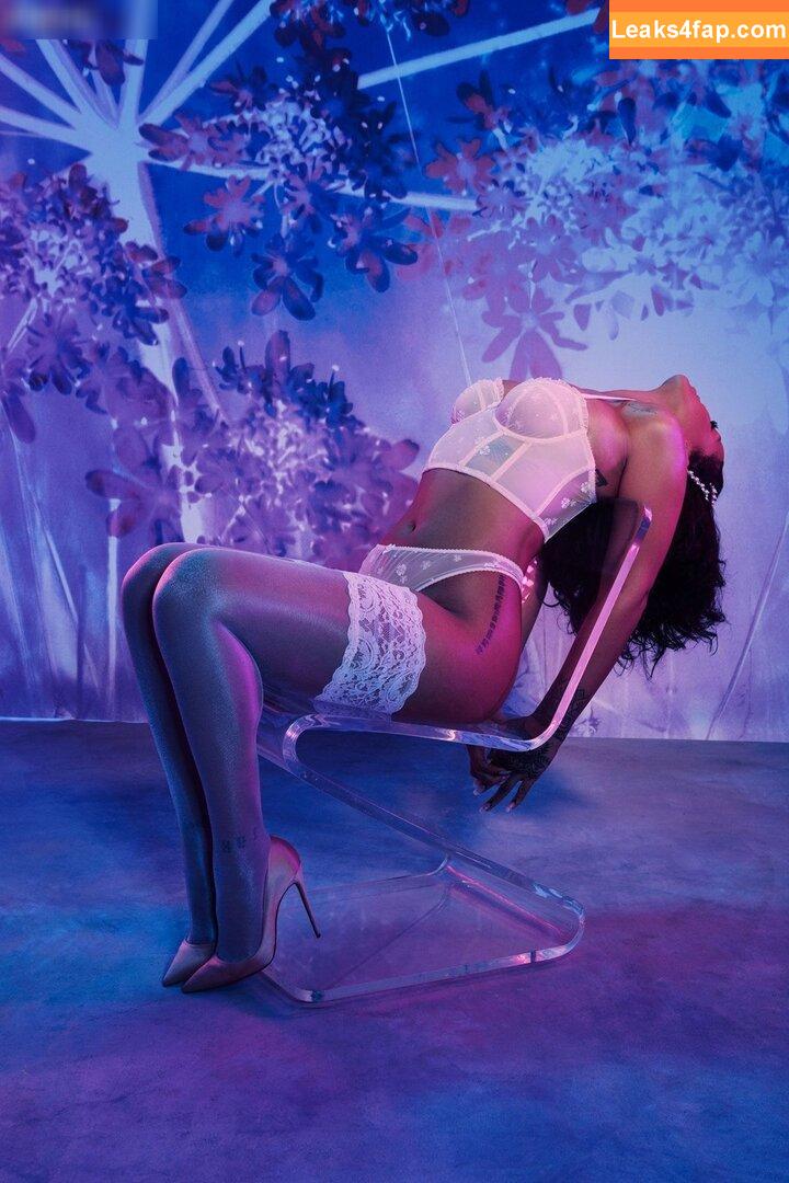 Rihanna / badgalriri leaked photo photo #1983