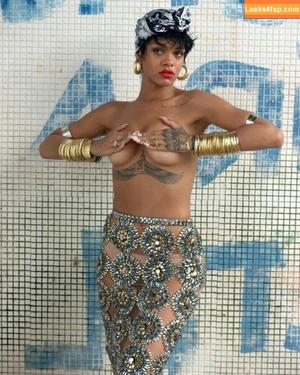 Rihanna photo #1000