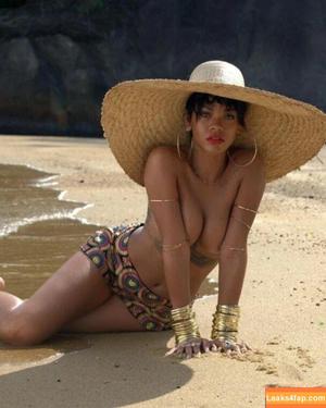Rihanna photo #1010