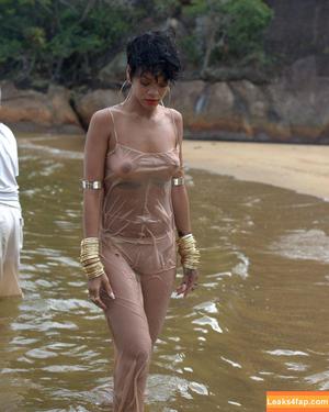 Rihanna photo #1016