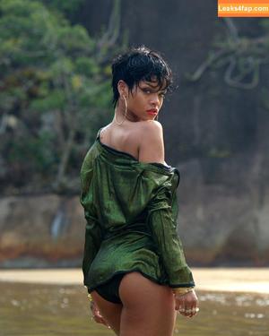 Rihanna photo #1018
