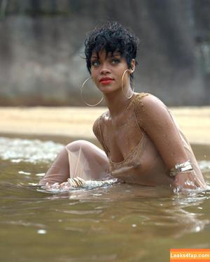 Rihanna photo #1026