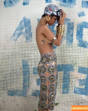 Rihanna photo #1045