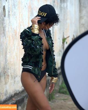 Rihanna photo #1049