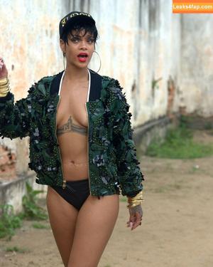 Rihanna photo #1052