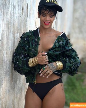 Rihanna photo #1060