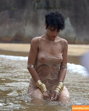 Rihanna photo #1065