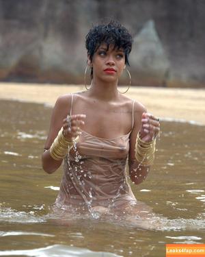 Rihanna photo #1071