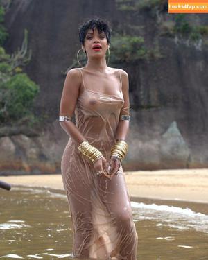 Rihanna photo #1073