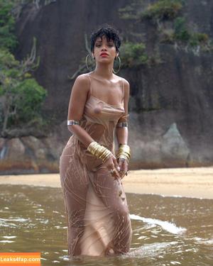 Rihanna photo #1074