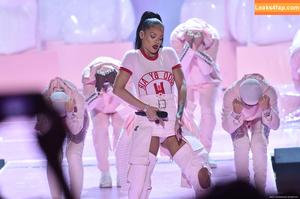 Rihanna photo #1125