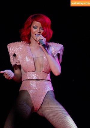 Rihanna photo #1128