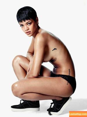 Rihanna photo #1231
