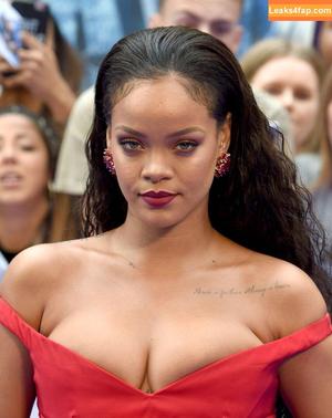 Rihanna photo #1305