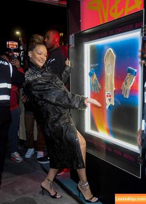 Rihanna photo #1350