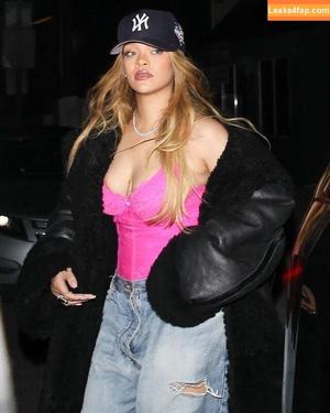 Rihanna photo #1374