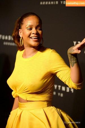 Rihanna photo #1534