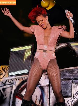 Rihanna photo #1940