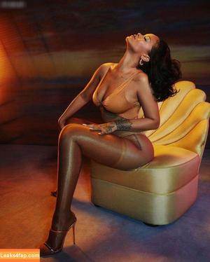 Rihanna photo #1975