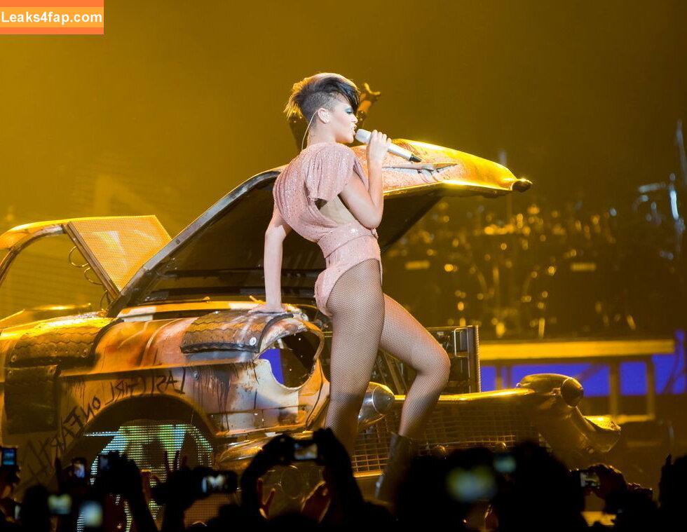 Rihanna / badgalriri leaked photo photo #2371