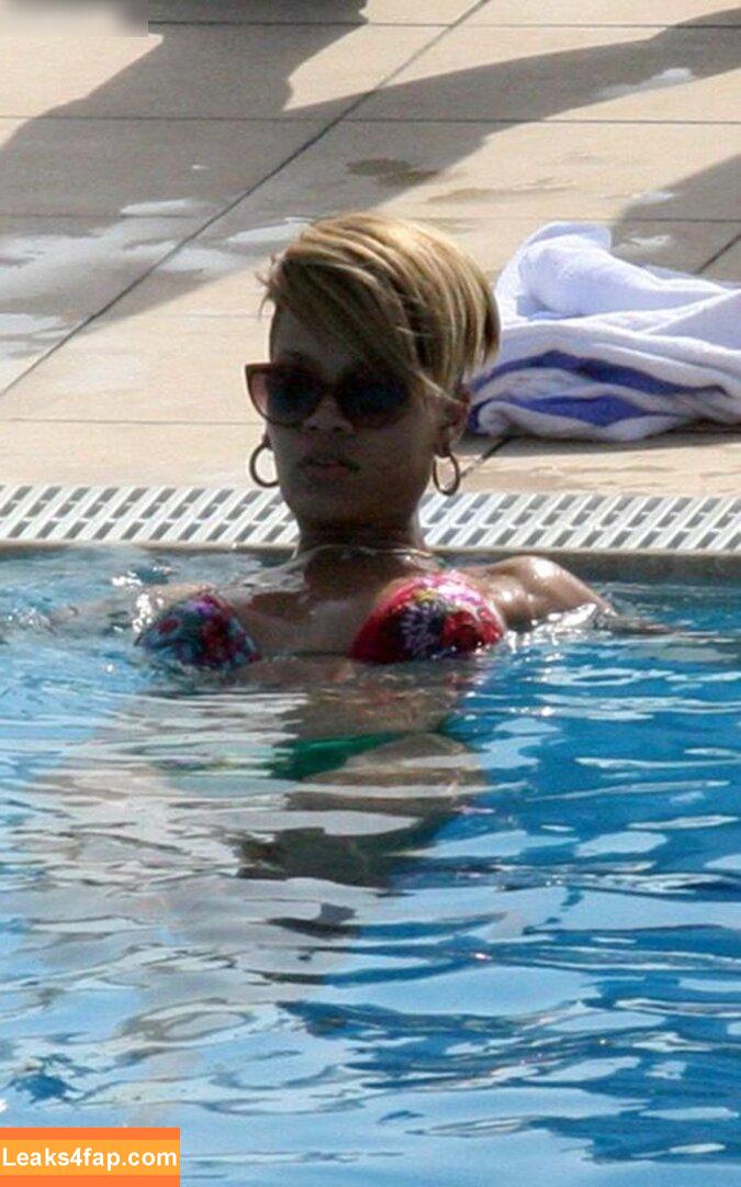 Rihanna / badgalriri leaked photo photo #2391