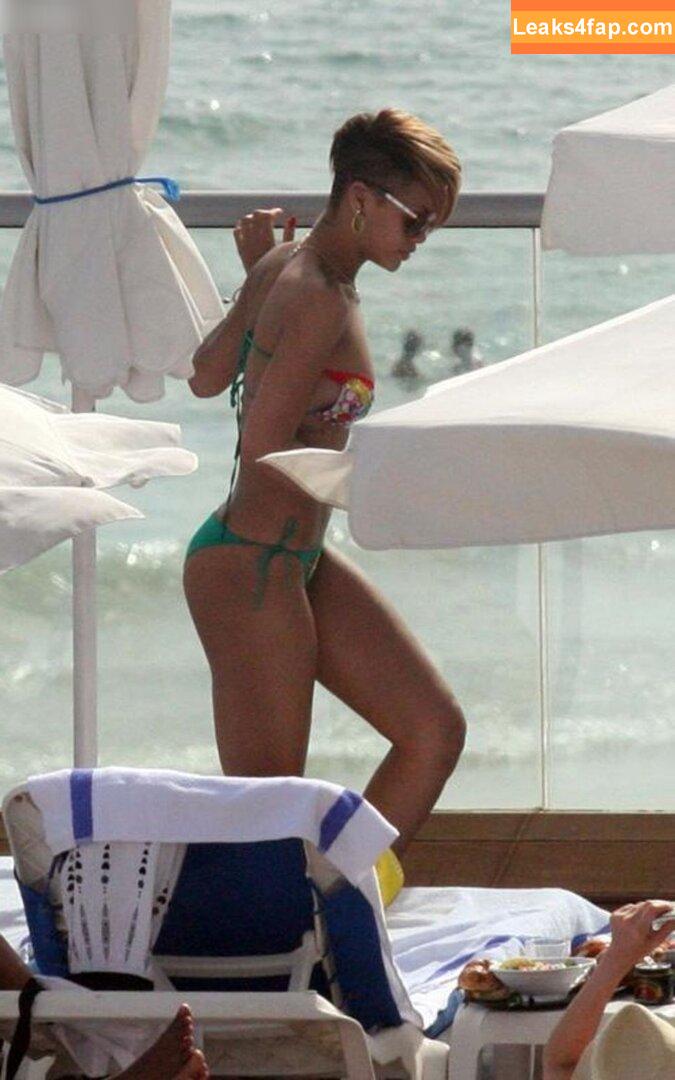 Rihanna / badgalriri leaked photo photo #2403