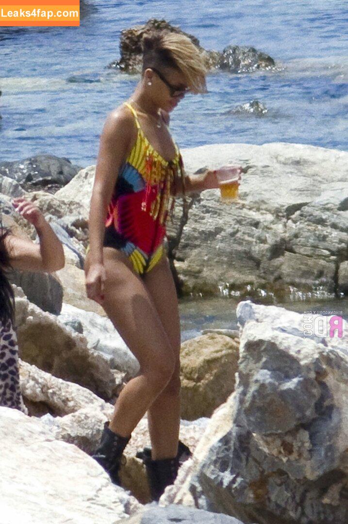 Rihanna / badgalriri leaked photo photo #2409