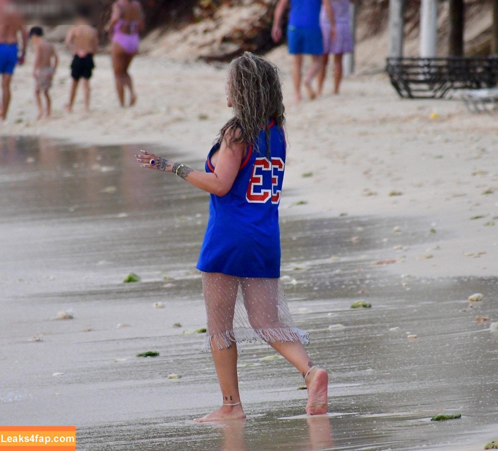 Rihanna / badgalriri leaked photo photo #2469