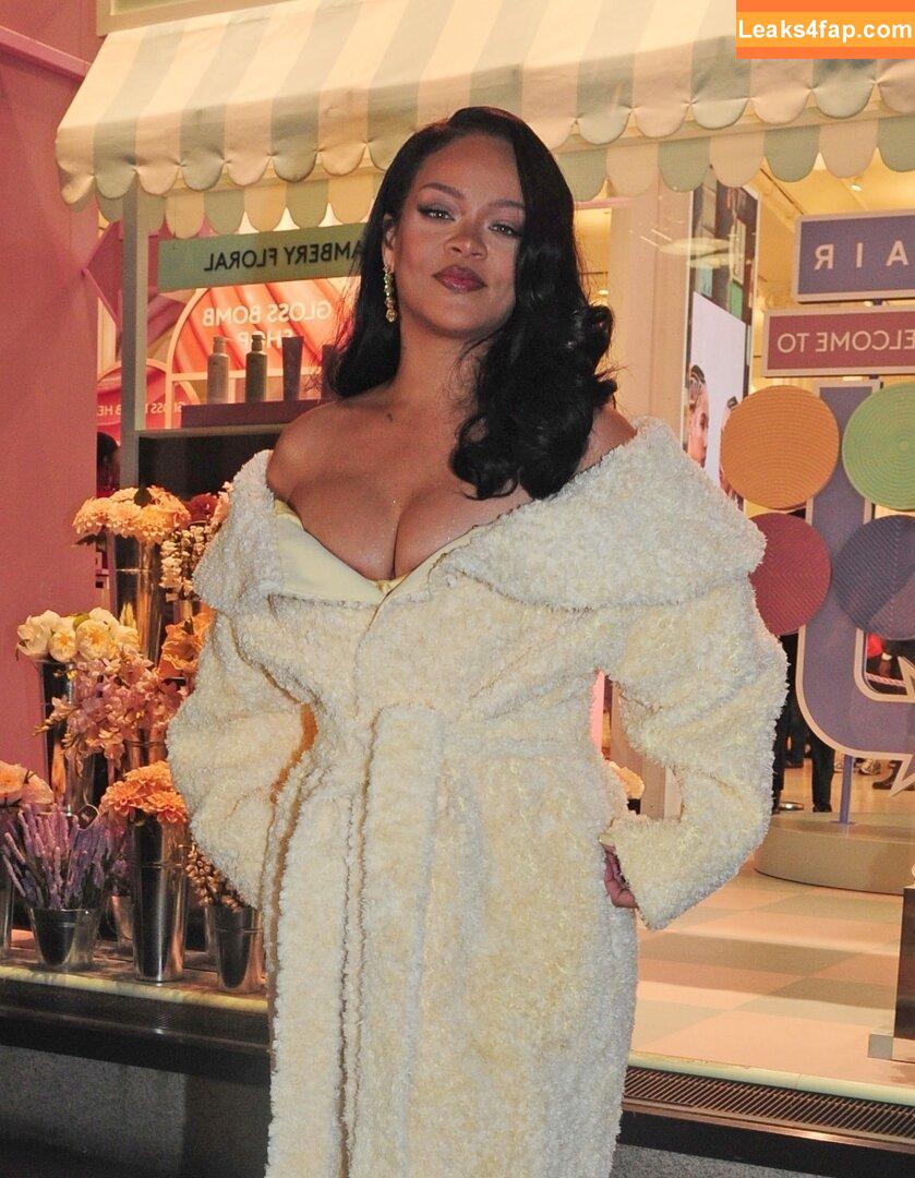 Rihanna / badgalriri leaked photo photo #2935