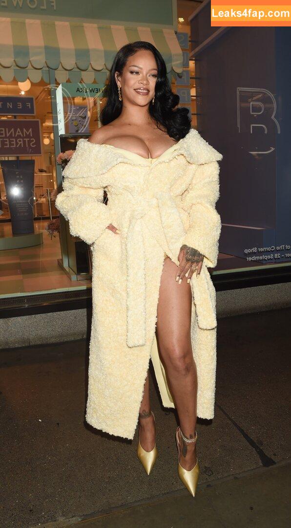 Rihanna / badgalriri leaked photo photo #2936