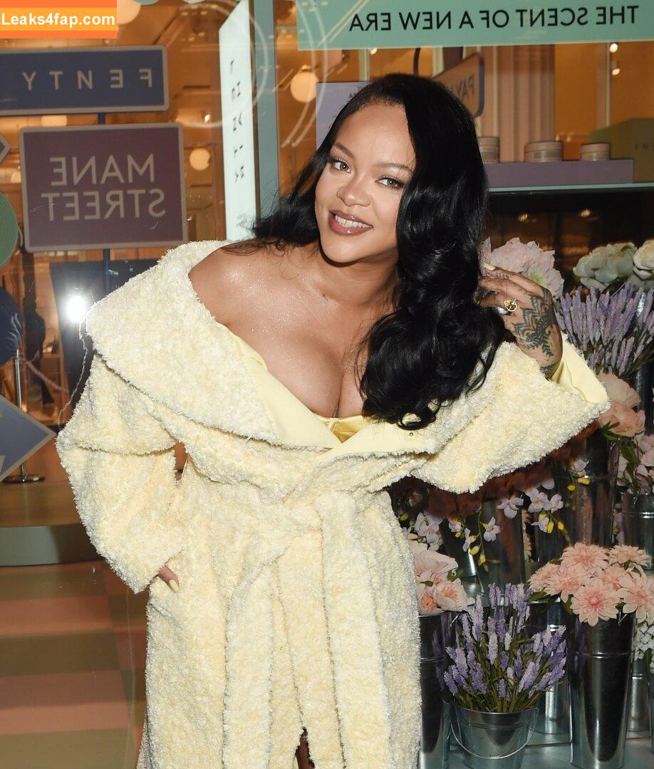 Rihanna / badgalriri leaked photo photo #2940