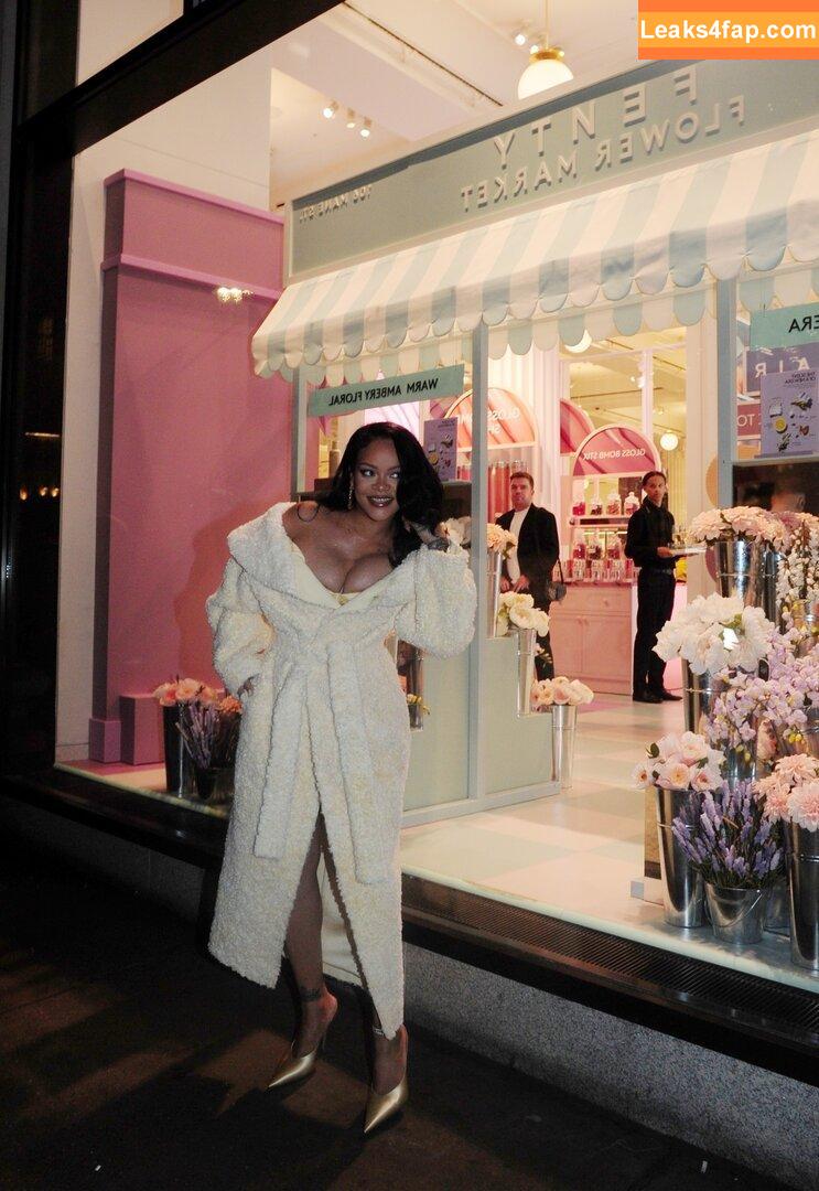Rihanna / badgalriri leaked photo photo #2943