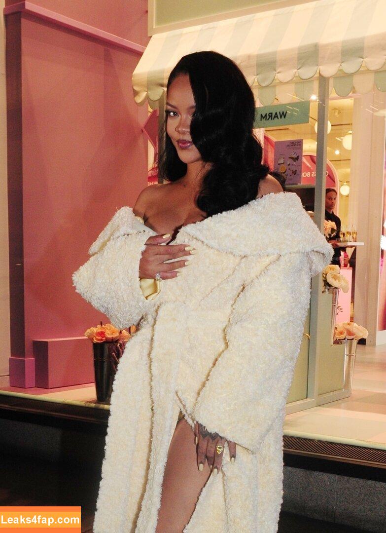 Rihanna / badgalriri leaked photo photo #2945