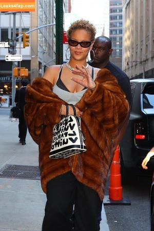 Rihanna photo #2252