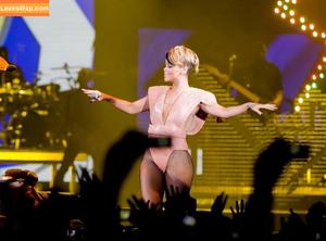 Rihanna photo #2369