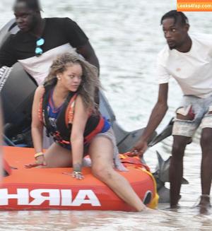 Rihanna photo #2462
