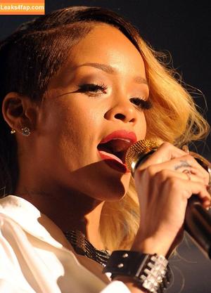 Rihanna photo #2661