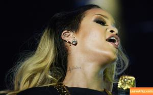 Rihanna photo #2662