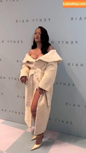 Rihanna photo #2775