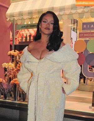 Rihanna photo #2935