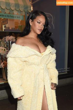 Rihanna photo #2939