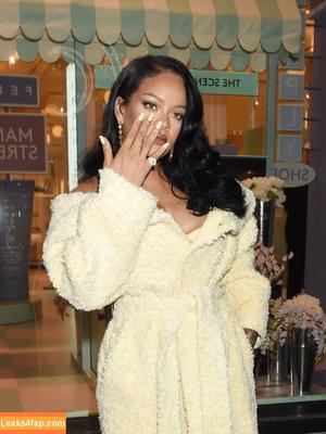 Rihanna photo #2944