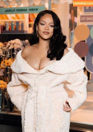 Rihanna photo #2946