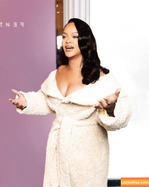Rihanna photo #2951